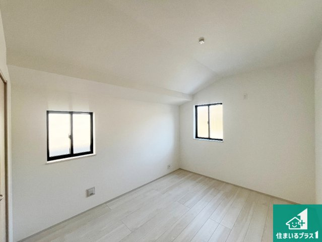 神戸市垂水区桃山台　新築一戸建ての洋室|シンプルな洋室は、自分好みのインテリアが楽しめます♪ご家族とインテリアや家具を選びに行くのは新築購入時の醍醐味の一つです。ぜひお楽しみください♪