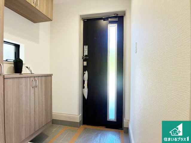 神戸市垂水区桃山台　新築一戸建ての玄関|シューズボックスにはたくさんの靴が収納できるので玄関周りはいつもスッキリ！ご家族が増えても安心！