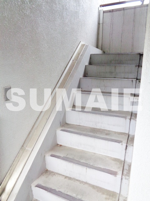 メゾン塚本のロビー|建物内階段です☆