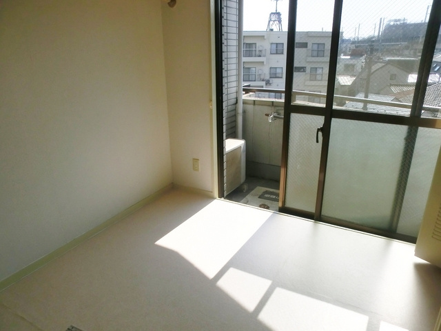 メゾン塚本の居間・リビング|陽当たり良好です