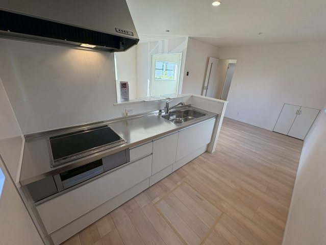 京都郡苅田町富久町2丁目　新築一戸建てのキッチン|IHコンロでお掃除もラクラク♪オール電化で光熱費も削減♪
【苅田町　新築戸建て】