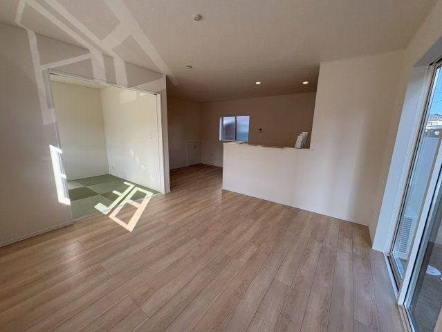 京都郡苅田町富久町2丁目　新築一戸建ての居間・リビング|和室と一体型になれるリビング♪
【苅田町　新築戸建て】
