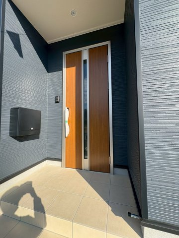 京都郡苅田町富久町2丁目　新築一戸建ての玄関|宅配ポスト付き♪
【苅田町　新築戸建て】