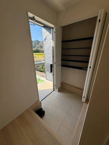 京都郡苅田町富久町2丁目　新築一戸建ての玄関|シューズボックス完備！！
【苅田町　新築戸建て】