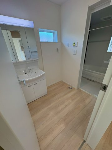 京都郡苅田町富久町2丁目　新築一戸建ての独立洗面台|三面鏡付き洗面台で朝の身支度もラクラク♪
【苅田町　新築戸建て】