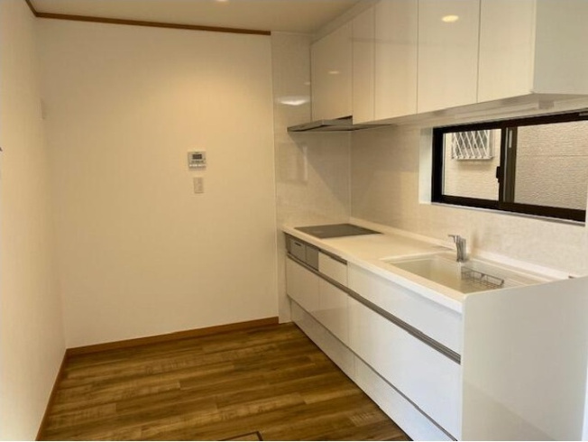 【内装】 | 壁掛けタイプのキッチンは、集中して料理に取り組めますよ！