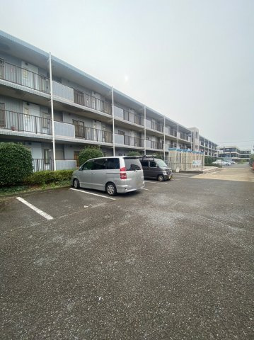 クレインパレス南大泉　B棟の駐車場