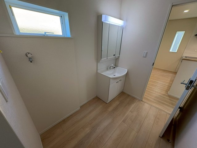 京都郡苅田町大字苅田　新築一戸建ての独立洗面台|三面鏡付き洗面台で朝の身支度もラクラク♪
【苅田町　新築戸建て】