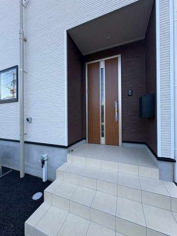 京都郡苅田町大字苅田　新築一戸建ての玄関|宅配ポスト付き♪
【苅田町　新築戸建て】