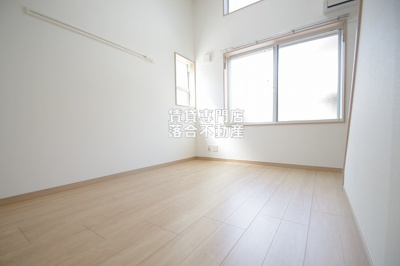 【洋室】 | オレンジポピー | コンパクトで使いやすい洋室