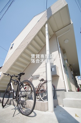 【エントランス】 | オレンジポピー | 宅配ボックス完備♪