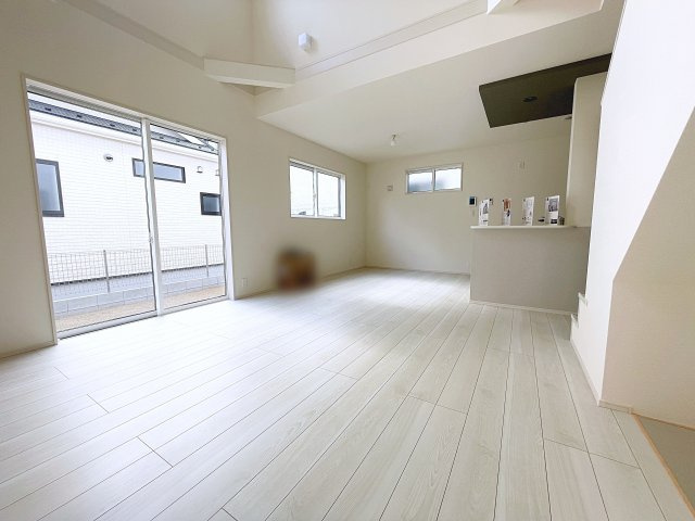 新築戸建・新築建売　郡山市芳賀三丁目　芳賀小・第四中の居間・リビング|LDKは20帖あり一部吹抜で明るく開放的です！
