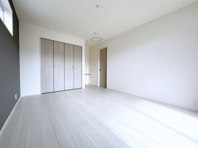 新築戸建・新築建売　郡山市芳賀三丁目　芳賀小・第四中の洋室|8帖の主寝室　広々としておりご夫婦の寝室としておすすめです！