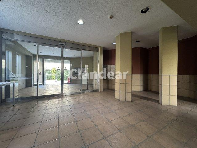 ラ・シェーナ三郷アビエルトのエントランス|ドキドキの新生活も、安心してスタート。ぴったりの住まいを見つけませんか？クランディアが一緒に住まい選びをサポートします‼　まずは、お気軽にお問合せください　＃クランディア