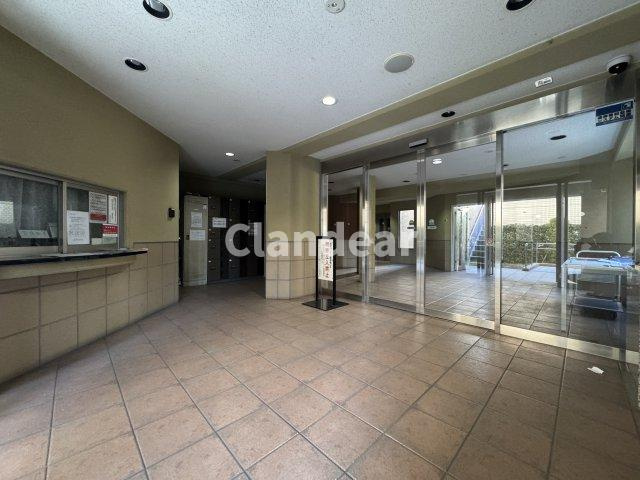 ラ・シェーナ三郷アビエルトのエントランス|ドキドキの新生活も、安心してスタート。ぴったりの住まいを見つけませんか？クランディアが一緒に住まい選びをサポートします‼　まずは、お気軽にお問合せください　＃クランディア