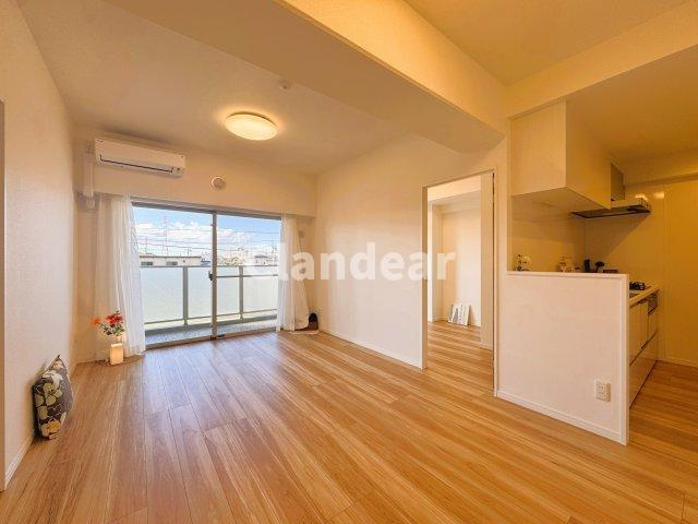 ラ・シェーナ三郷アビエルトの居間・リビング|ドキドキの新生活も、安心してスタート。ぴったりの住まいを見つけませんか？クランディアが一緒に住まい選びをサポートします‼　まずは、お気軽にお問合せください　＃クランディア