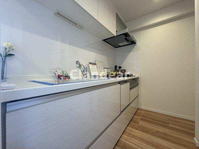 ラ・シェーナ三郷アビエルトのキッチン|ドキドキの新生活も、安心してスタート。ぴったりの住まいを見つけませんか？クランディアが一緒に住まい選びをサポートします‼　まずは、お気軽にお問合せください　＃クランディア