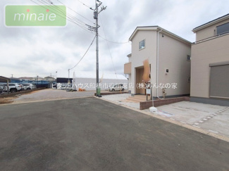 【前面道路含む現地写真】 | 小中学校10分前後　並列2台駐車　上山町　2号棟 | 前面道路です♪