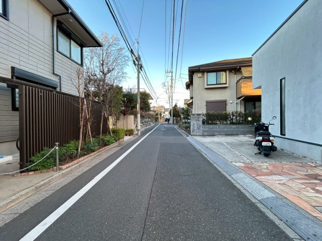 練馬区石神井町4丁目　中古戸建の前面道路含む現地写真|2026.01.12撮影

現地ご見学希望・資料請求などお気軽にお問い合わせ下さい！
03-5990-5201