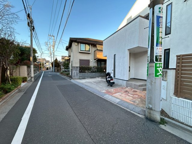 練馬区石神井町4丁目　中古戸建の前面道路含む現地写真|2026.01.12撮影

現地ご見学希望・資料請求などお気軽にお問い合わせ下さい！
03-5990-5201