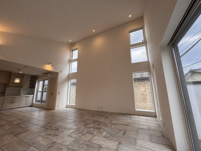 練馬区石神井町4丁目　中古戸建の居間・リビング|現地ご見学希望・資料請求などお気軽にお問い合わせ下さい！
03-5990-5201