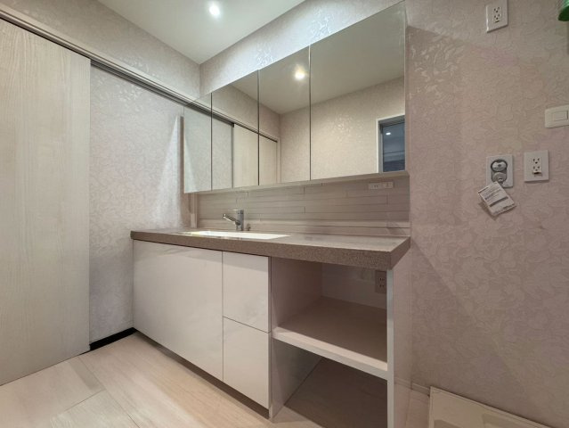 練馬区石神井町4丁目　中古戸建の独立洗面台|現地ご見学希望・資料請求などお気軽にお問い合わせ下さい！
03-5990-5201