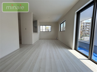 【居間・リビング】 | 地震に強い家　長期優良住宅　WIC 原木4　全2棟　2号棟 | 同仕様　施工例