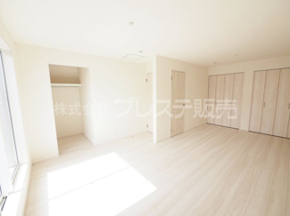 【洋室】 | 現地写真（２階洋室）ライフステージの変化に応じて、２部屋に分割もできます。