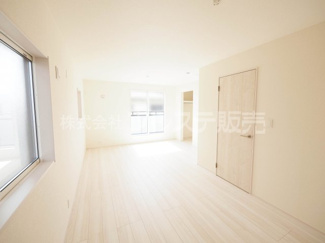 【洋室】 | 現地写真（２階洋室）ライフステージの変化に応じて、２部屋に分割もできます。