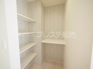 【収納】 | 現地写真（パントリー）キッチン横に大容量の食品庫を配置♪
