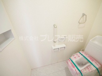 【トイレ】 | 現地写真（１階トイレ）温水洗浄便座を標準装備！