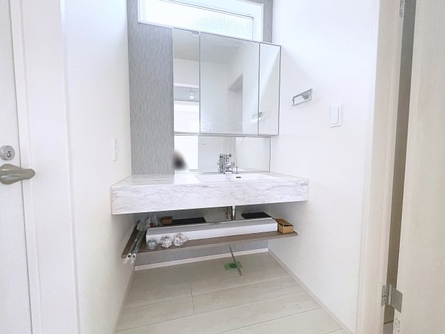 新築戸建・新築建売　郡山市芳賀三丁目　芳賀小・第四中の独立洗面台|フルフラットカウンターの洗面台は、洗練されたデザインかつ使いやすい◎