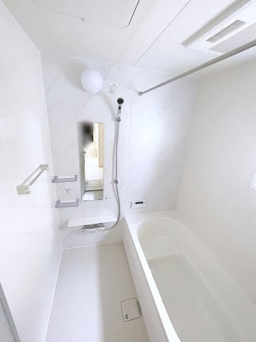 新築戸建・新築建売　郡山市芳賀三丁目　芳賀小・第四中の浴室|浴室には小窓がついており簡単に換気が可能！一日の疲れを癒してくれるお風呂空間！