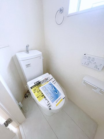 新築戸建・新築建売　郡山市芳賀三丁目　芳賀小・第四中のトイレ|白を基調としており小窓で換気ができるので清潔感のある空間。ペーパーホルダーが2つあるのも便利です！