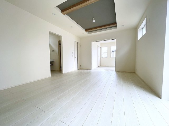 新築戸建・新築建売　郡山市芳賀三丁目　芳賀小・第四中の居間・リビング|南向きの広々とした20帖のLDK！折り上げ天井がおしゃれで開放感をプラス！