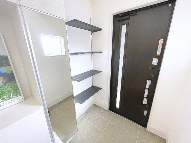 新築戸建・新築建売　郡山市芳賀三丁目　芳賀小・第四中の玄関|可動棚とシューズボックスで収納豊富な玄関スペース！廊下部分は吹抜で開放的です！
