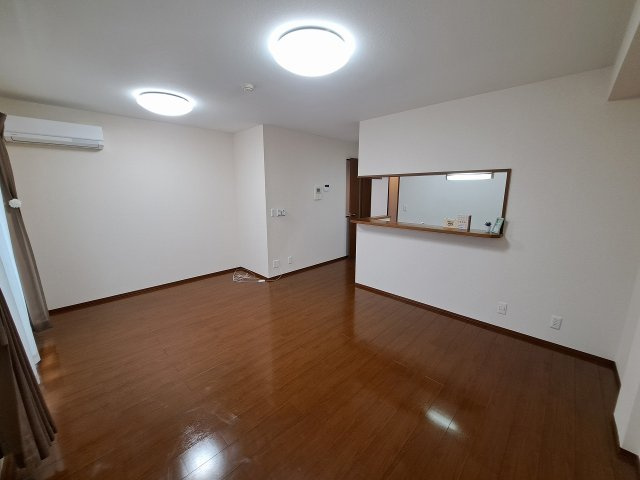 YUSEI RESIDENCE 甲子園の居間・リビング