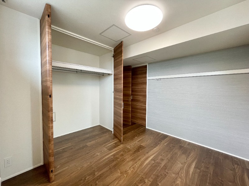 欅レジデンス等々力の収納|アクセントクロスがおしゃれな洋室♪