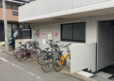 【庭】 | メゾン・ド・オンブラージュ | 物件によっては、入居者が個人的に使用できる専用庭がついているものもあります。また、住宅の中にある土間の部分を庭と呼ぶこともあります。庭の用途は住む人によって変わり、それによってデザインもさまざまです。