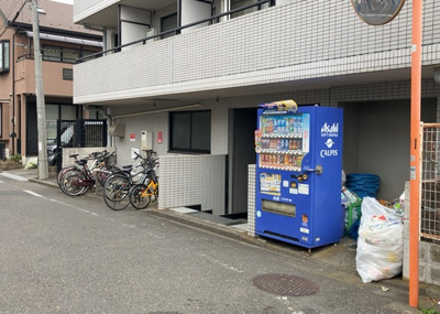 【中庭】 | メゾン・ド・オンブラージュ | 中庭（パティオ）とは、一つの建築物の内部に設けられた、壁などで囲われている庭のことを指します。コの字型、ロの字型が主流ですが、L字型の中庭もあります。最近では、インテリア性の高さからも人気があります。