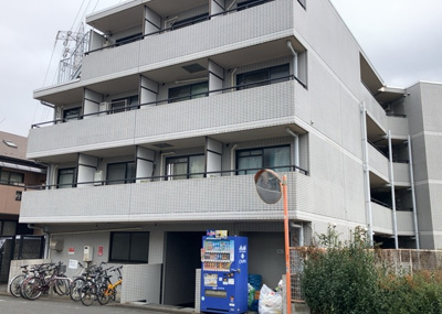 【外観】 | メゾン・ド・オンブラージュ | 景色重視でお家選ぶをするとスーパーが遠い！学校が遠い！など生活をするうえで利便性で困ることもあります。まず一度現地を見学する際に、周辺の施設などがあるかを確認し、暮らし始めた後のことを想像しましょう。