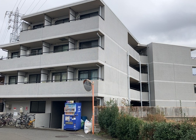 【外観】 | メゾン・ド・オンブラージュ | 外観はマンション管理がされているかの目安になります。築年数が古いと、壁面は劣化してひび割れが生じることも！建物が古びていても細かいところが修繕されていると、きちんと管理されているなぁと感じるでしょう。