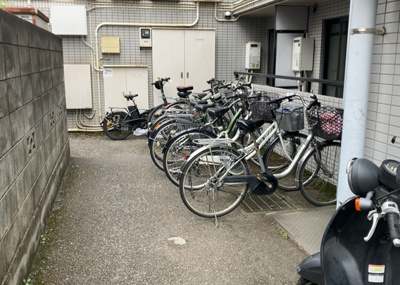 【駐車場】 | メゾン・ド・オンブラージュ | 車一台あたりに必要なスペースは、標準サイズの普通自動車で横幅2m50cm、長さ5mは必要になります。ただし、乗降のことも考慮して横幅3m30cm、長さ5m50cmほどは確保できるところを選びましょう。