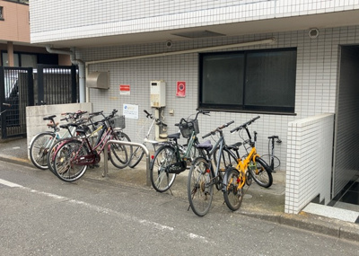 【駐車場】 | メゾン・ド・オンブラージュ | 駐車場と明記されていても、最小スペースでつくられた駐車場だと大型車は駐車できなかったり、出入りしにくくなったりする可能性があります。お車のサイズと購入したい物件の駐車場のサイズを現地で確認しましょう。