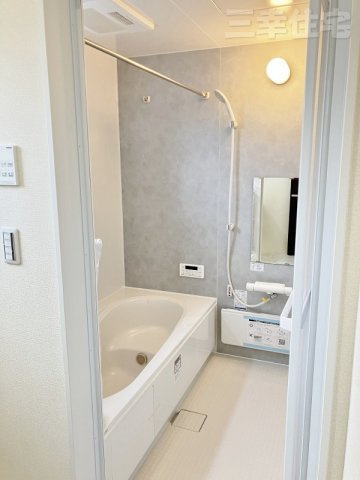 碧南市宮後町1棟建ての構造・工法・仕様|1階と2階の床面には『剛床工法』を採用しています。これは構造用面材(厚さ24mm)を土台や梁に直接留めける工法です。床を一つの面として家全体を一体化することで、水平方向の揺れに強い構造を実現しています