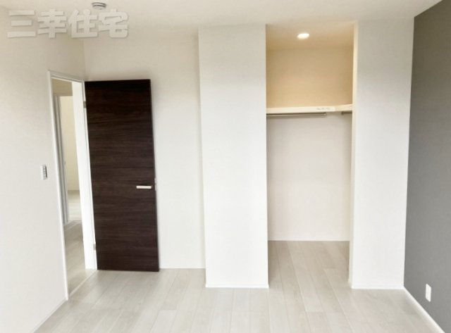 碧南市宮後町1棟建ての構造・工法・仕様|長く安心して過ごしていただく為に、床材や扉・構造用集成材や下地合板に至るまで、最も安全性が高いフォースター相当の建材を使用しています。そのため、シックハウスの原因となる物質をほとんど含んでいません。