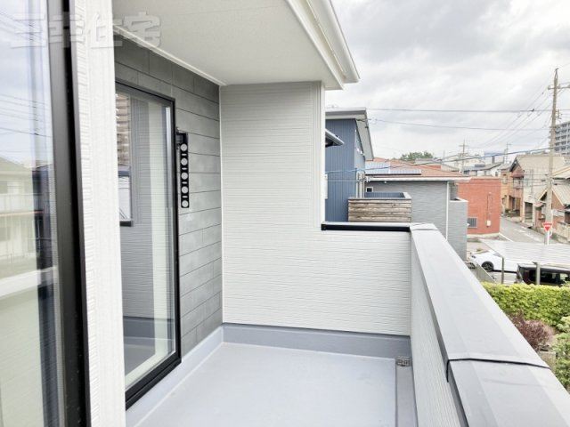 碧南市宮後町1棟建ての独立洗面台|洗面化粧台は人造大理石ボウルを採用。十分な可動式収納棚も付いた見た目も美しく機能性に優れた使いやすい仕様です。曇り止めヒーターを内蔵しており、湯気による鏡面のくもりを抑えます♪