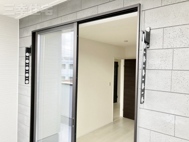 碧南市宮後町1棟建てのトイレ|トイレは、一階・二階共に洗浄便座を標準装備しています。水量は従来品より約60%カットされていますが、少ない水でもパワフルな洗浄力を実現しています。環境にやさしく、経済的です。