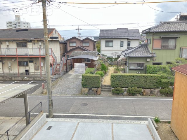 碧南市宮後町1棟建ての設備|浄水器を内蔵した蛇口はボタンひとつで原水と浄水の切り替えができます。シャワーと直流の切り替えもでき、ホースを伸ばせばシンクを隅々まで綺麗に洗い流せます。