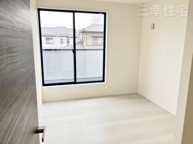 碧南市宮後町1棟建てのセキュリティ|夜の訪問者もカラーでしっかり確認でき、録画をすることも可能です。ズームアップも可能なため、見にくい時でも安心です。また、訪問者がボタンを押さなくても、いつでも玄関先の様子を映像と音でチェックできます。